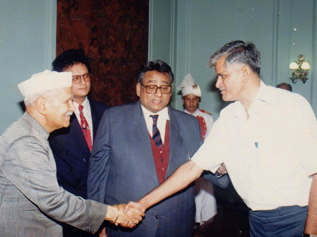 Receiving Hong Kong Award at the hands of President of India
